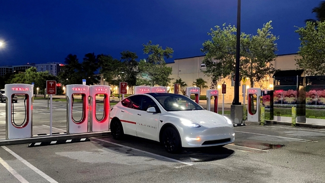 tesla cybertruck enchufado 2 semanas roto 3