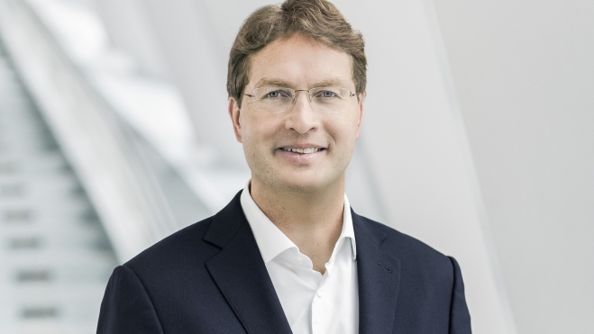 Ola Källenius, jefe de Mercedes y presidente de ACEA, exige a la Unión Europea un cambio urgente en sus políticas. Ola Källenius, jefe de Mercedes y presidente de ACEA, exige a la Unión Europea un cambio urgente en sus políticas.