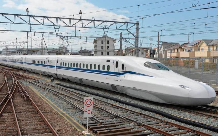  El tren bala japonés Shinkansen N700S incluye baterías bajo cuatro de los 16 vagones que forman el convoy. 