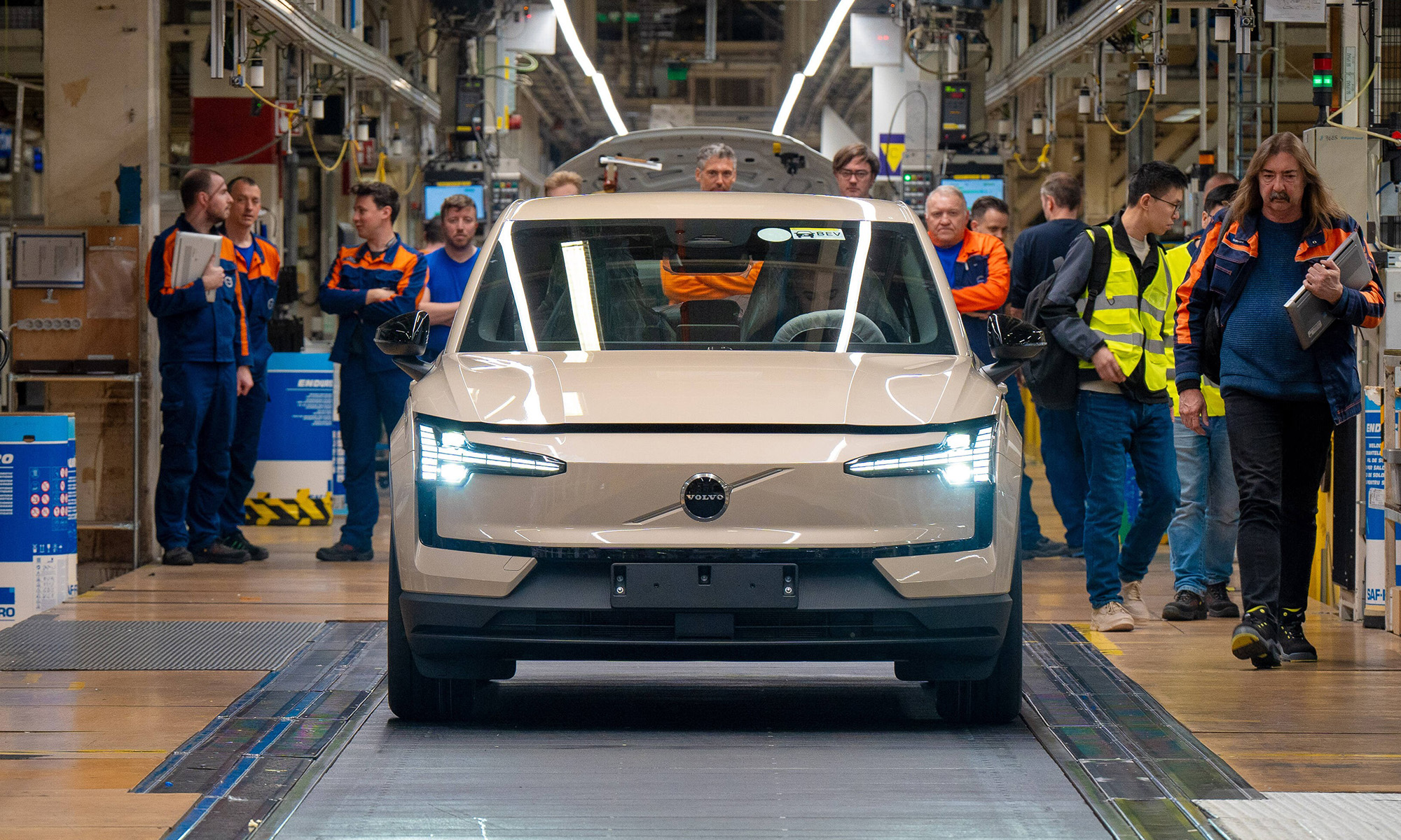 El Volvo EX30 parte en España desde 35.800 euros.