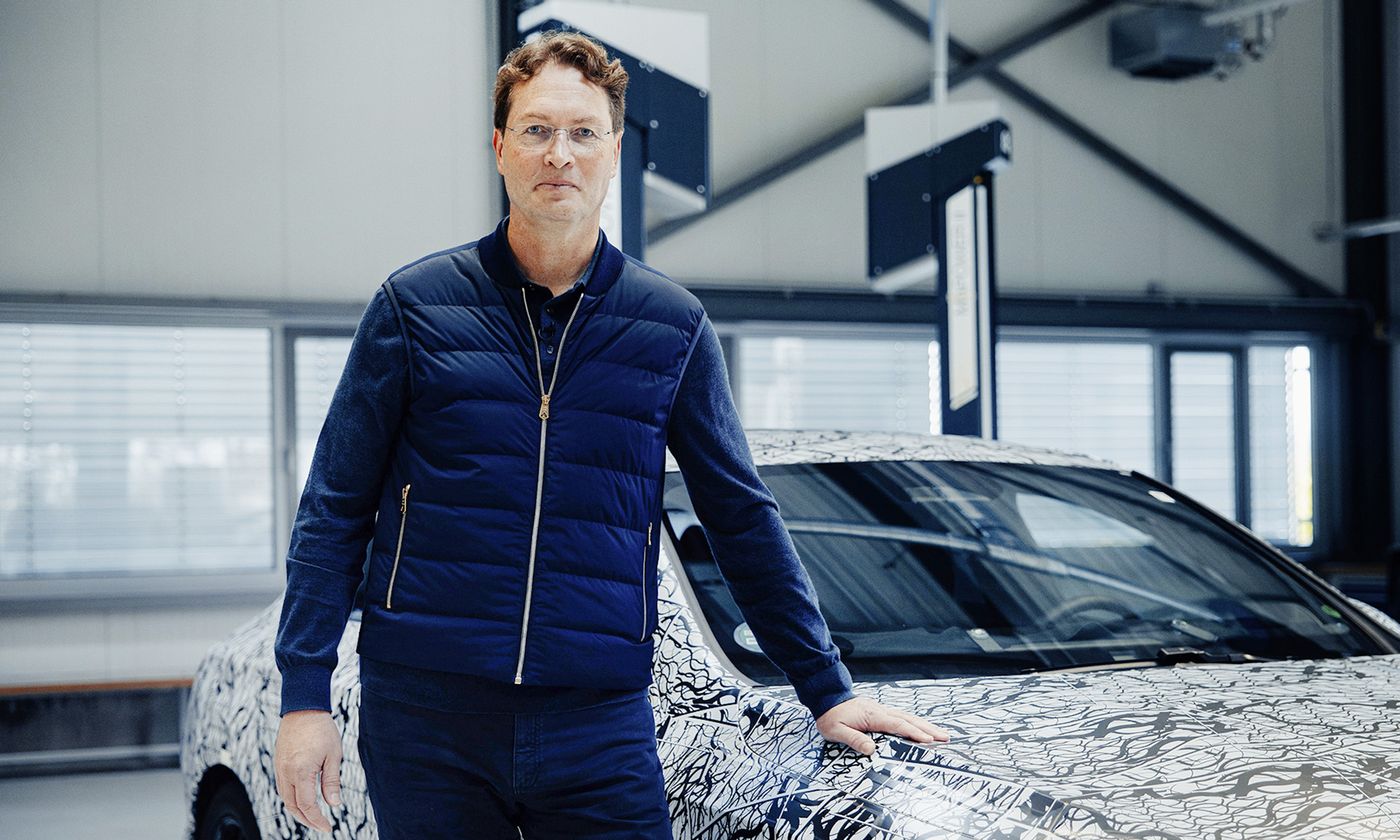 Ola Källenius, CEO de Mercedes, ha defendido la imagen de marca y la estética del nuevo GLC eléctrico.