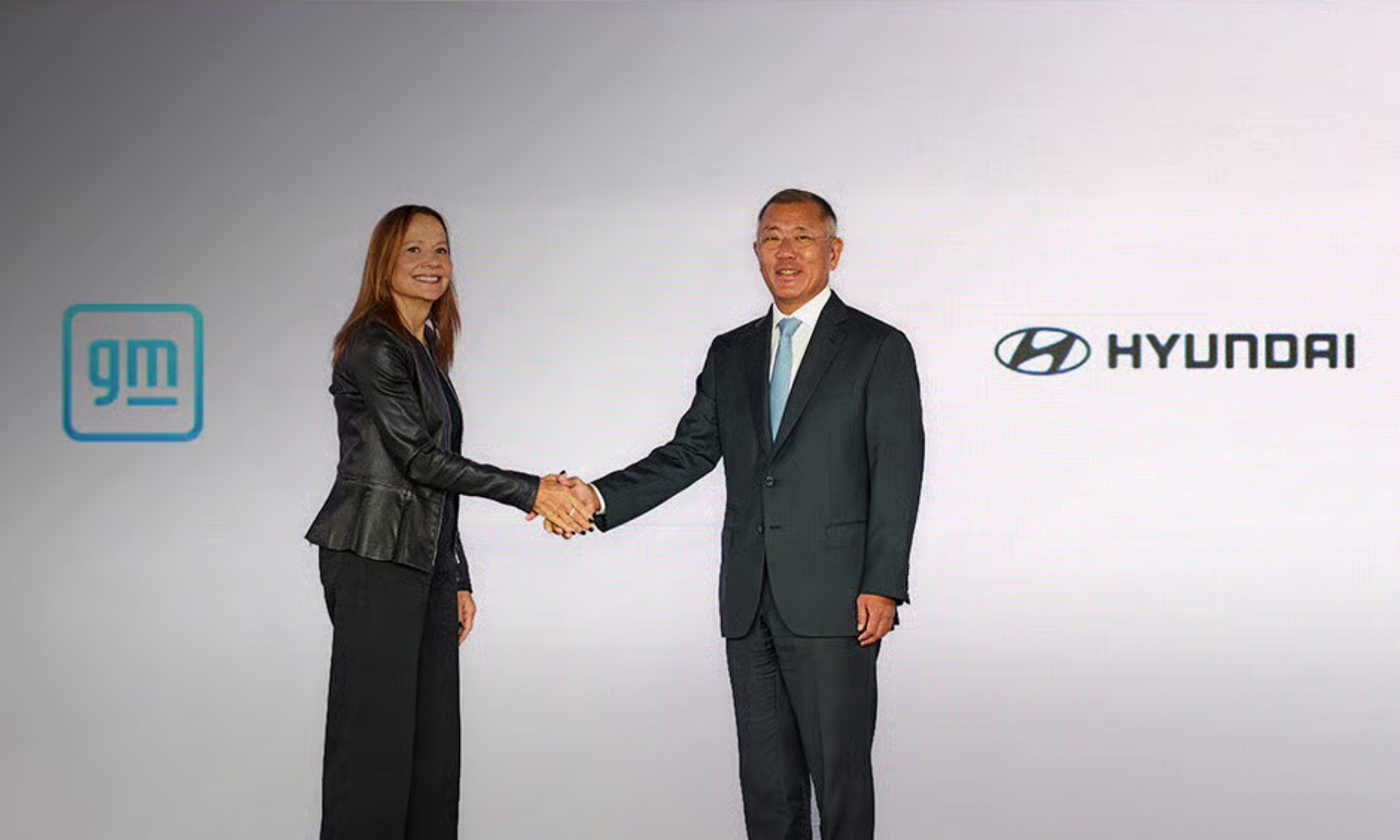 La directora ejecutiva de GM, Mary Barra, y el presidente de Hyundai Motor, Euisun Chung.