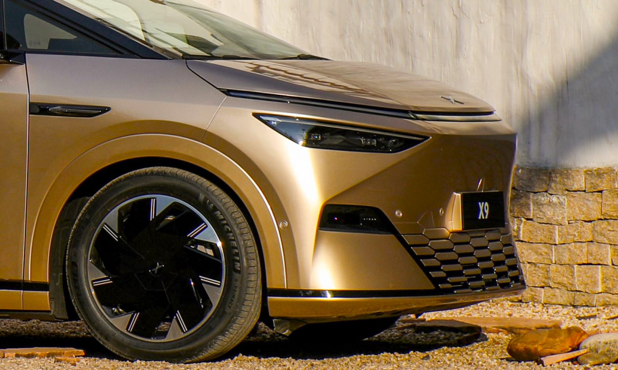 El Xpeng X9 con la nueva -para la marca participada por Volkswagen- tecnología EREV podría alcanzar o incluso superar los 1.400 km de autonomía. 