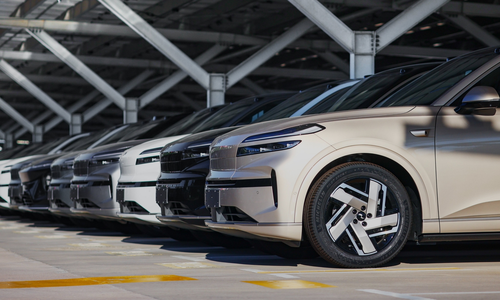 Todo el mundo parece loco por comprarse el nuevo SUV eléctrico de siete asientos de NIO.