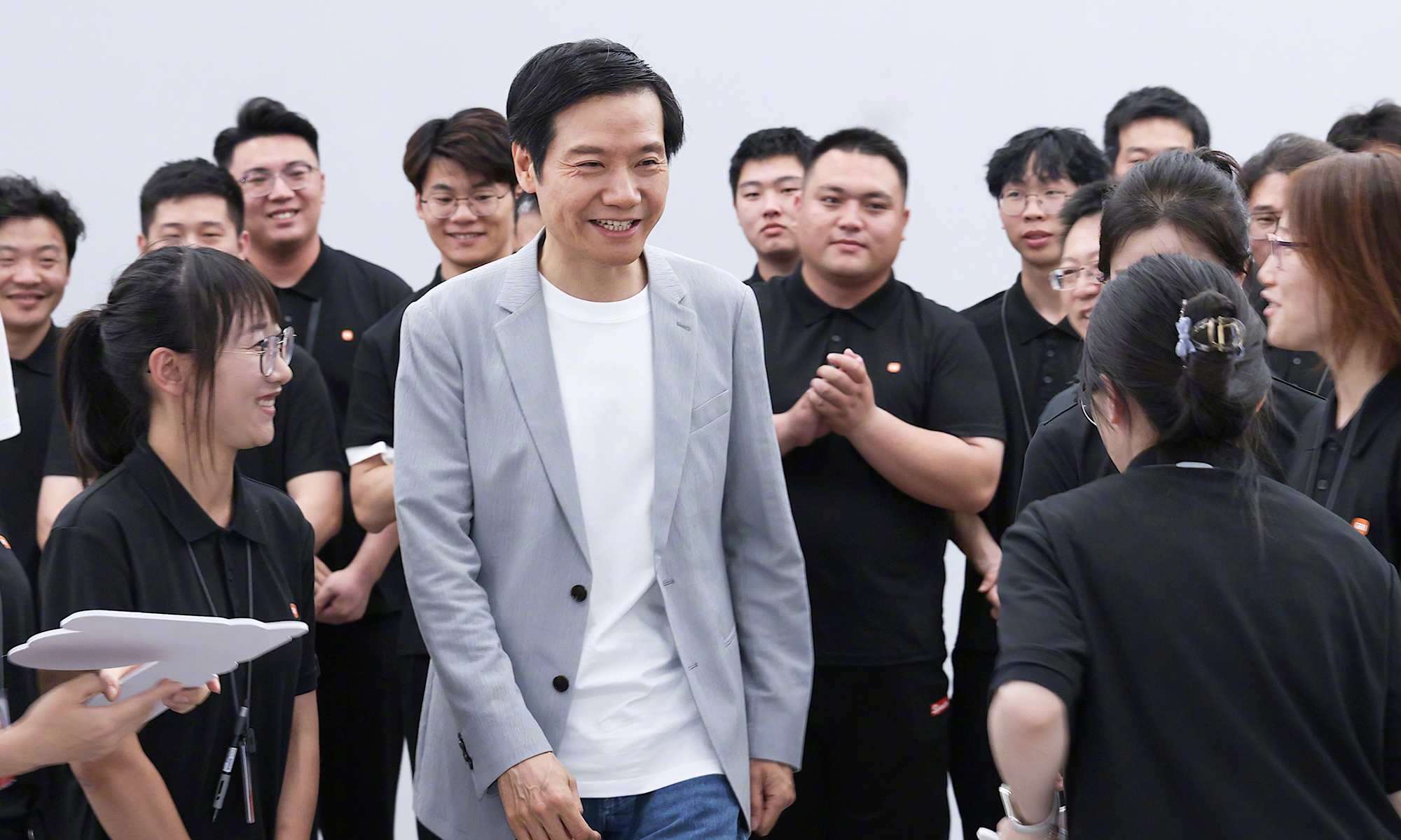 El CEO de Xiaomi, Lei Jun, pide que mires otros modelos de la competencia.