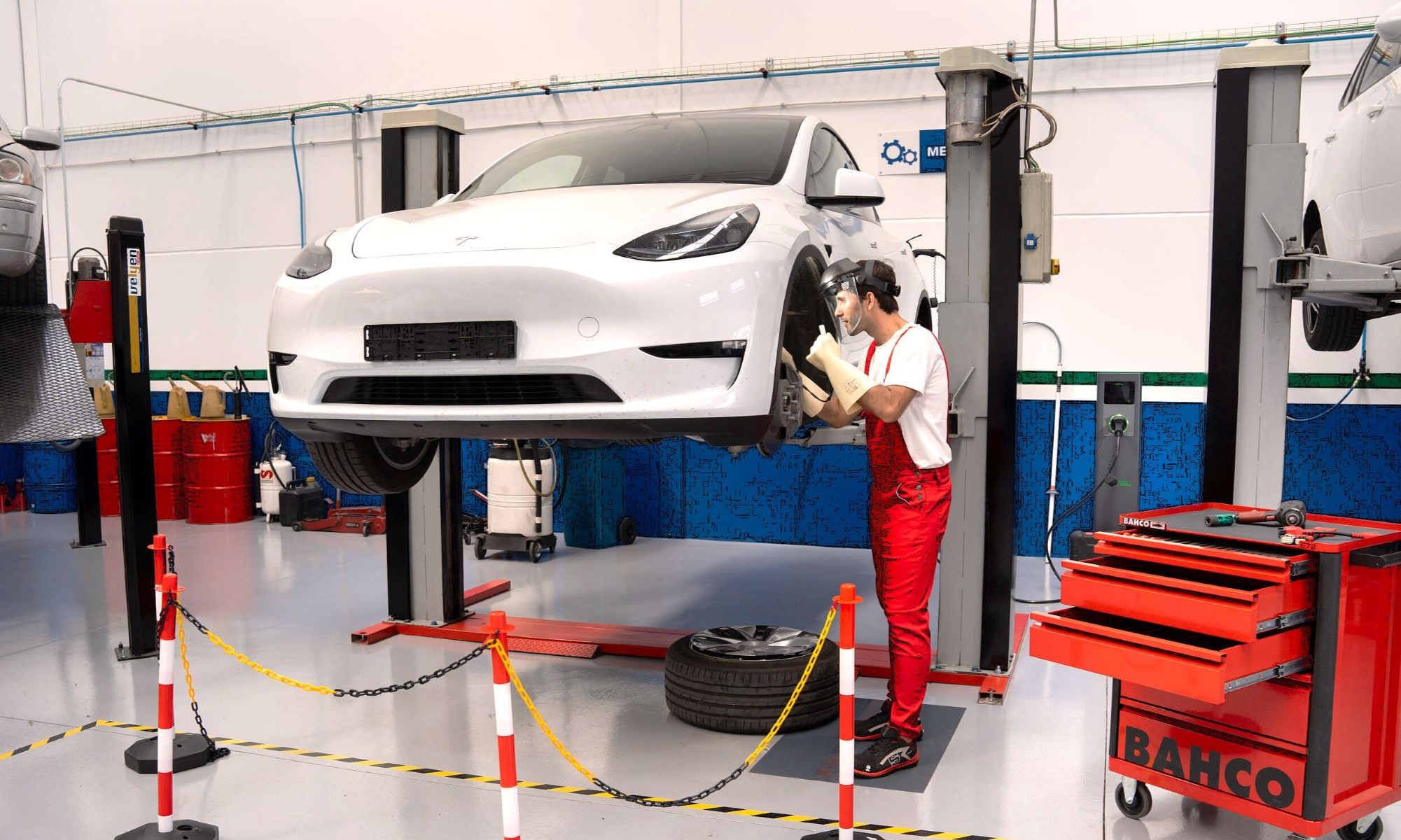 Reparar la batería de un coche eléctrico aún puede resultar más caro que repararla. Pero el mayor fabricante del mundo lo hace desde sólo 165 euros: ¿cómo?