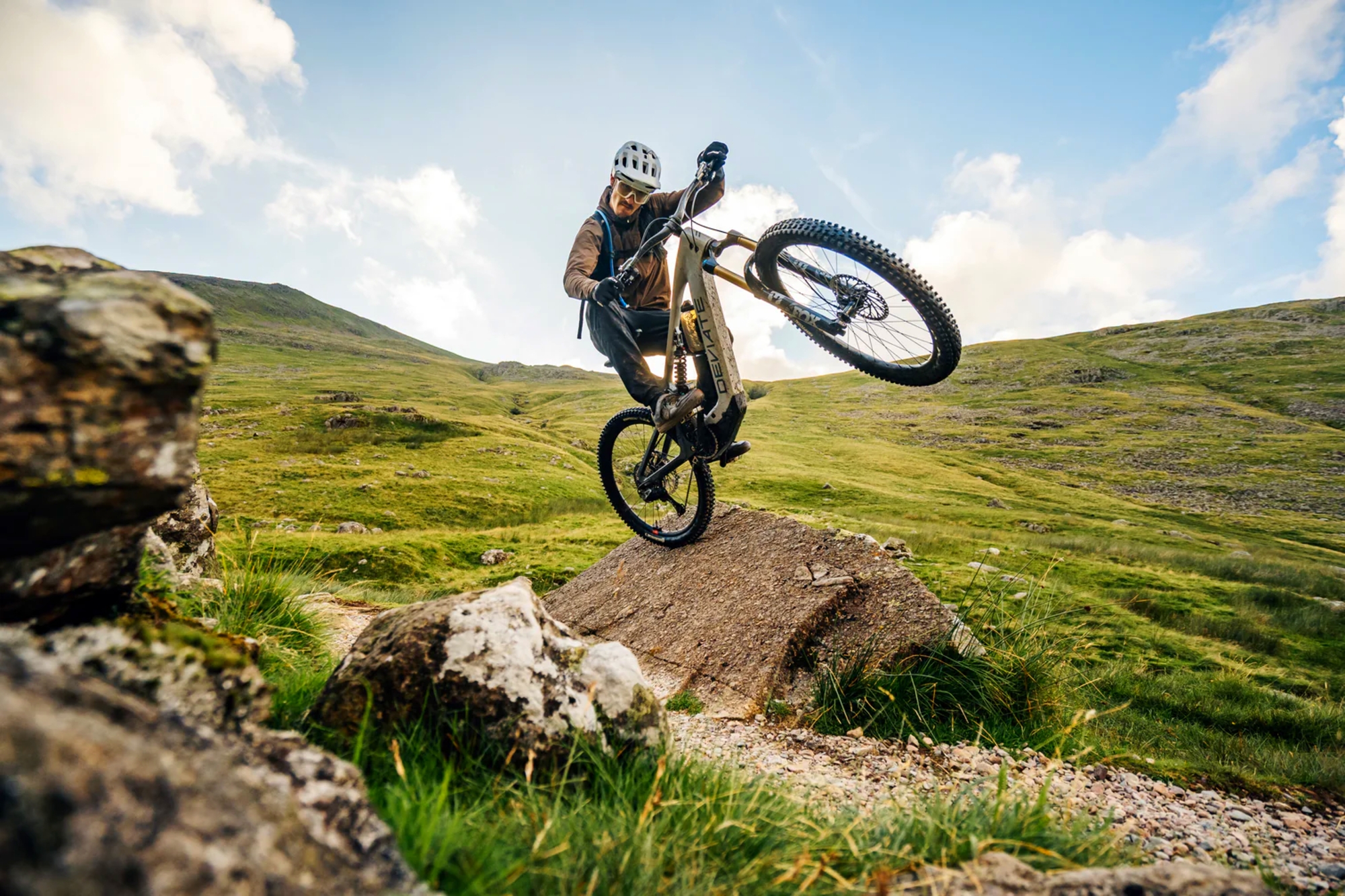 Un bicicleta eléctrica de montaña con un sistema de suspensión muy elaborado. (Foto: Deviate).