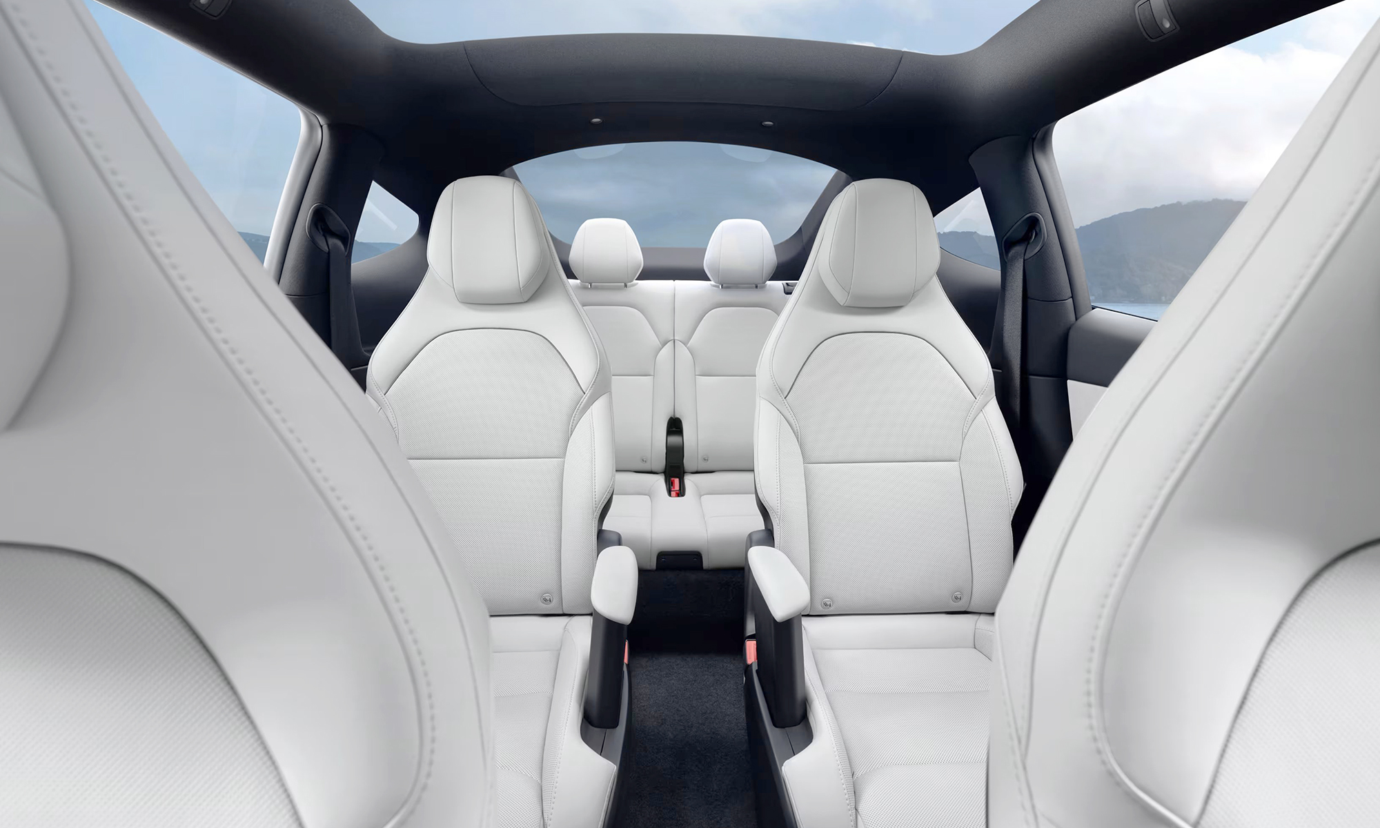 El Tesla Model YL, se seis asientos, ya está disponible para comprar en China.