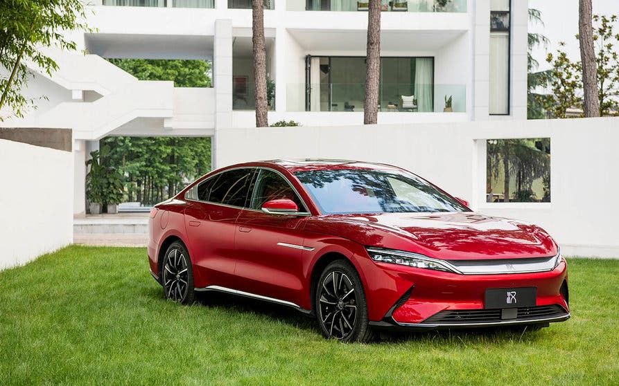  BYD venderá el Han EV llega a Europa para disputarle el trono al Tesla Model S, para lo que juega la baza del precio y de la tecnología. 