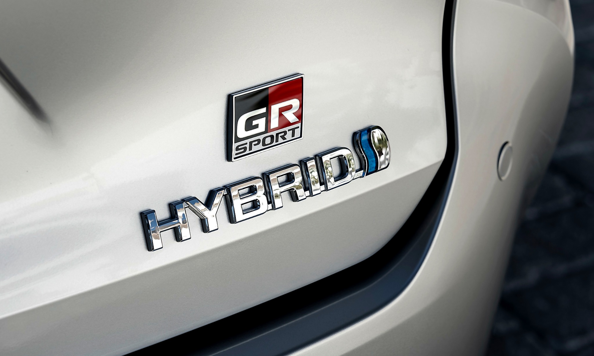 corolla hybrid emblem 2000x1200 (1)