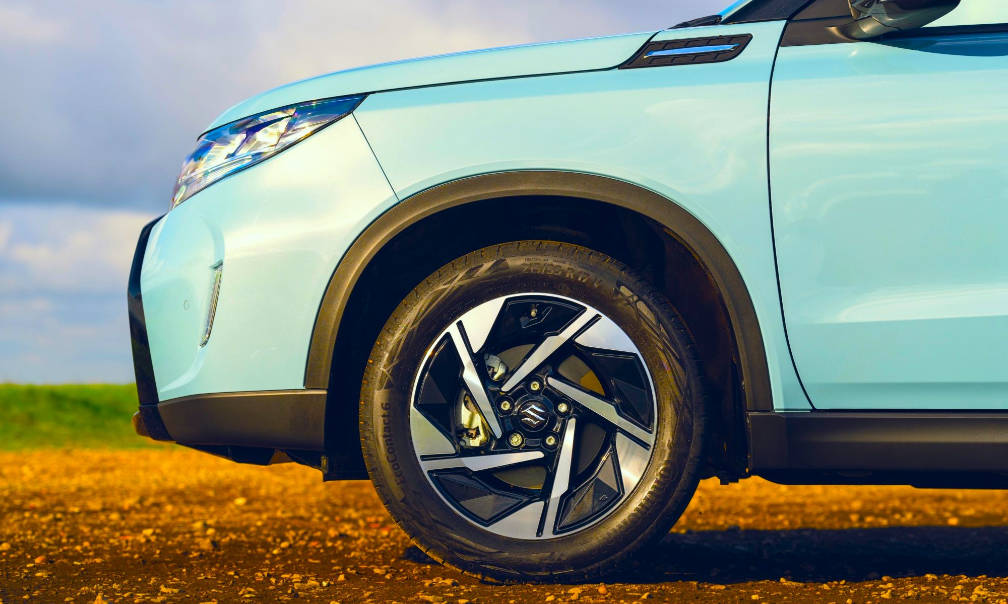 Es un 4x4 histórico del que se han fabricado más de 4.000.000 de unidades, pero también un rival híbrido del Toyota Yaris Cross.