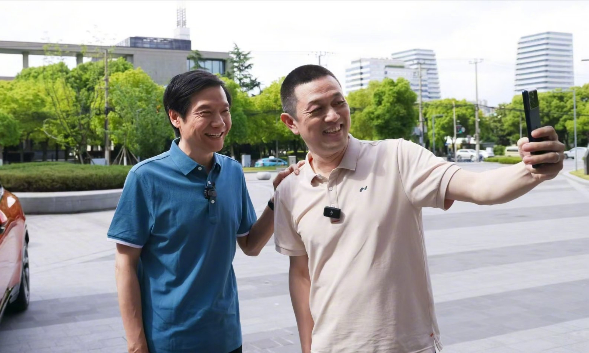 William Li, CEO de NIO a la derecha, junto a Lei Jun, CEO de Xiaomi, a la izquierda.
