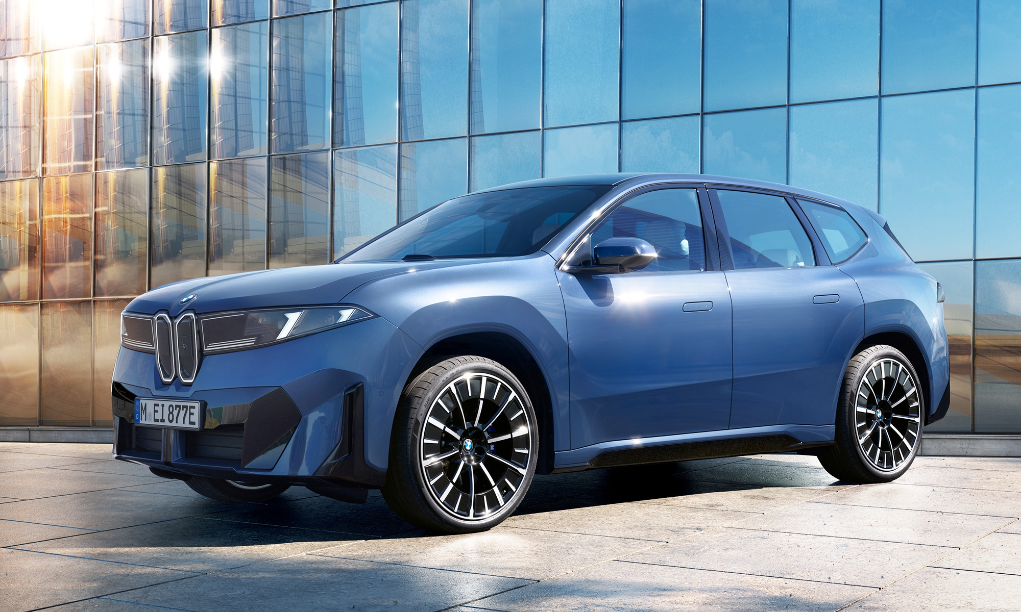 El BMW iX3 llegará al mercado antes de que concluya el presente 2025.
