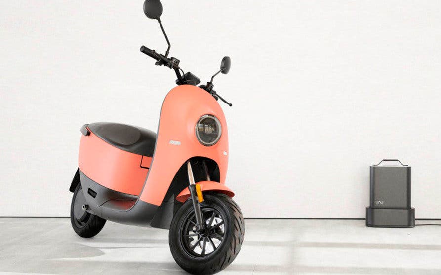  La segunda generación del scooter eléctrico de Unu puede incorporar una segunda batería bajo el asiento y aumentar su autonomía hasta los 100 kilómetros. 