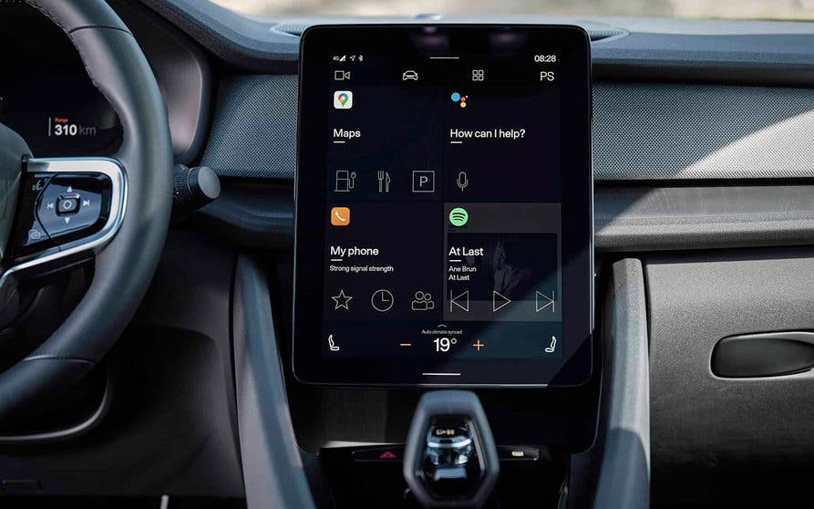  Android Automotive OS funcionando en la pantalla central en formato vertical, táctil y de 11 pulgadas del Polestar 2. 