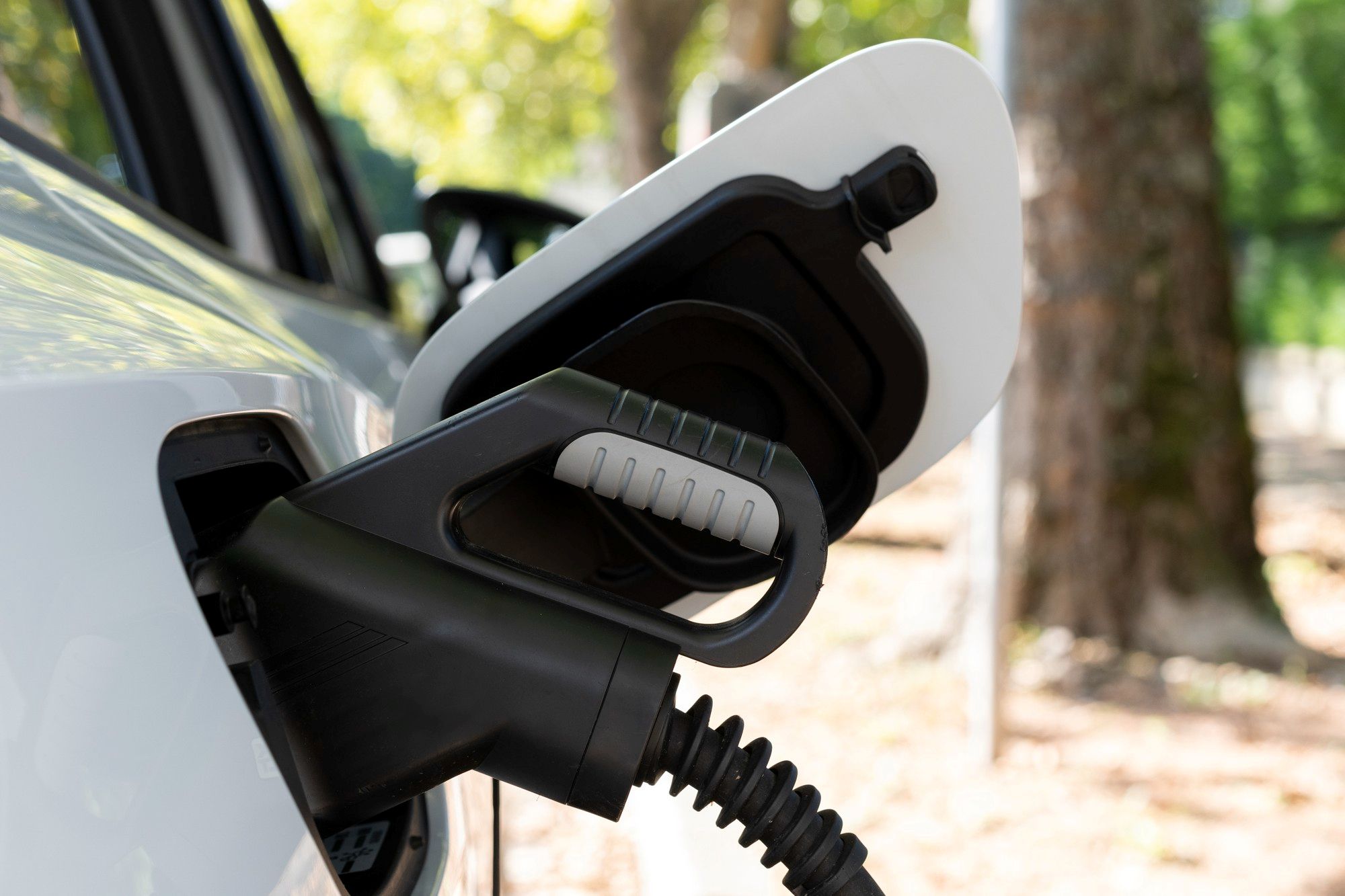 Implementar incentivos fiscales contribuye a impulsar la movilidad eléctrica.