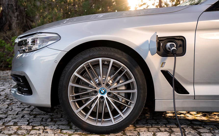  BMW anuncia el futuro Serie 5 totalmente eléctrico, como parte de su plan de sostenibilidad. 