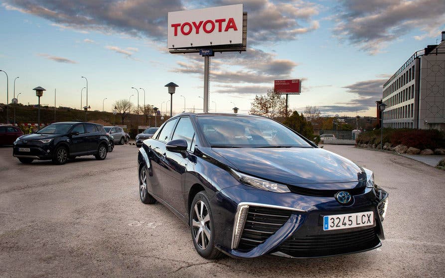  Uno de los doce Toyota Mirai alimentados por hidrógeno en España. 