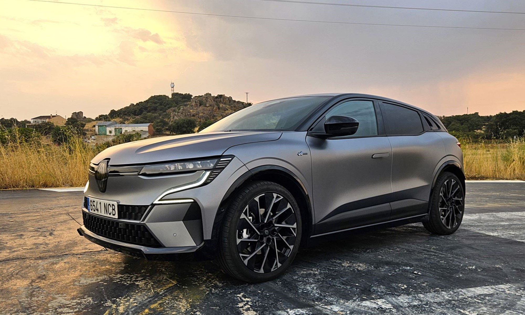 El Renault Megane E-Tech ofrece hasta 468 km de autonomía y puede ser, perfectamente, el único coche de una familia.
