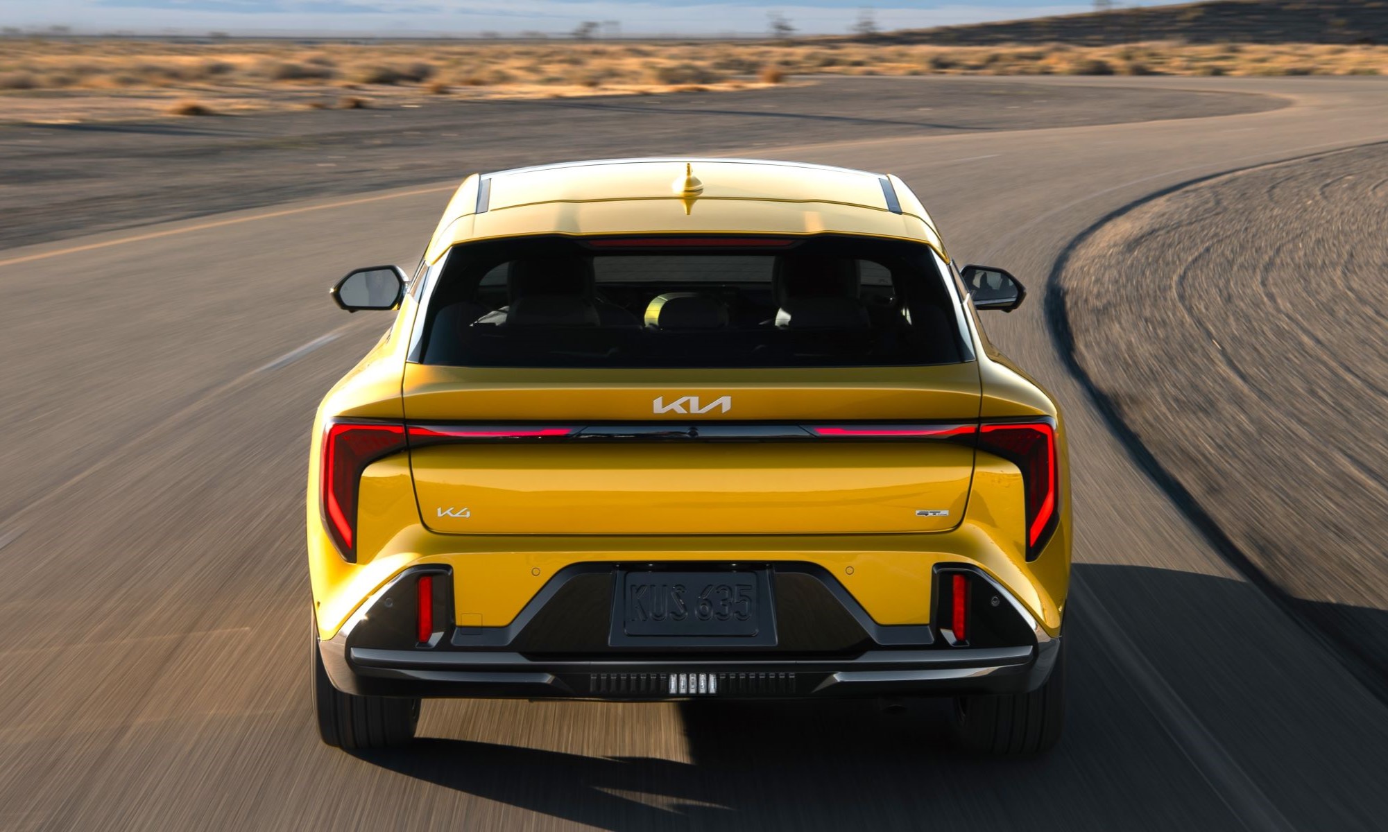 KIa lanzará un nuevo compacto con motor de gasolina e híbrido, rival del Toyota Corolla. Toma rasgos de diseño del eléctrico EV4.