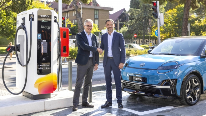 Christian Costaganna y Oliver Fernandez 10.000 km gratis comprar Nissan Leaf Nissan Micra recargar Repsol (1)
