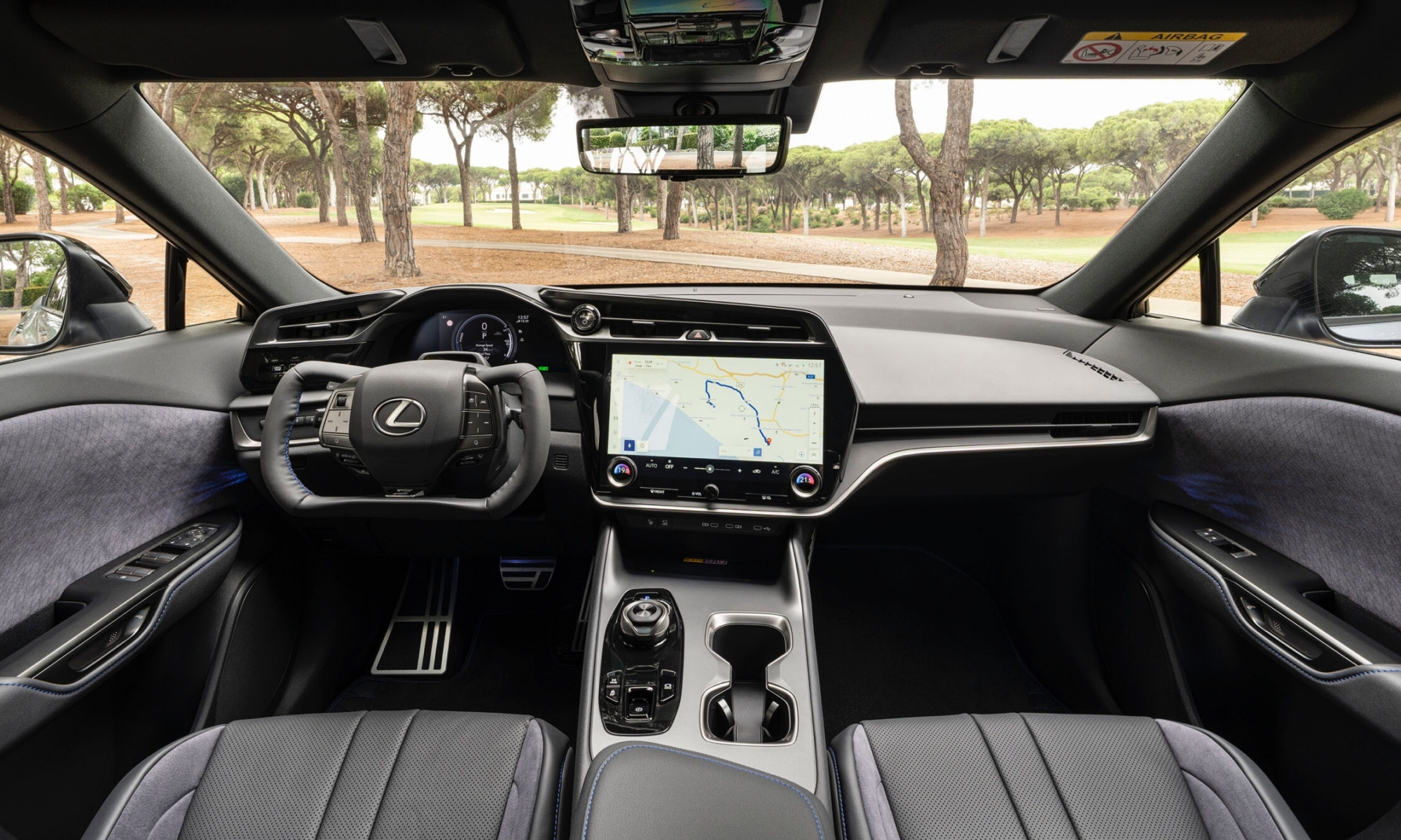 Lo más llamativo del nuevo interior del RZ es su medio volante.