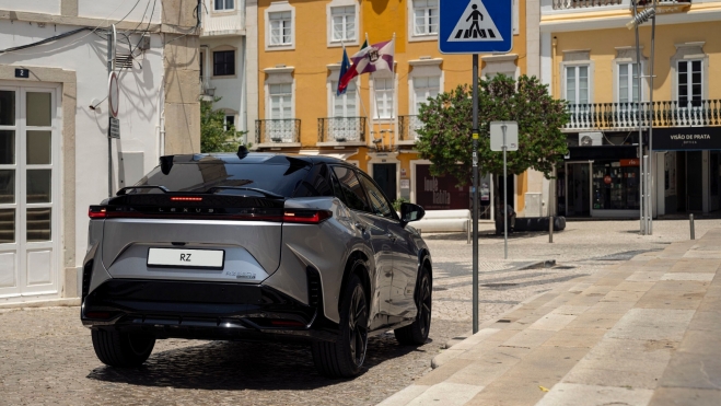 Lexus RZ 2025 Trasera