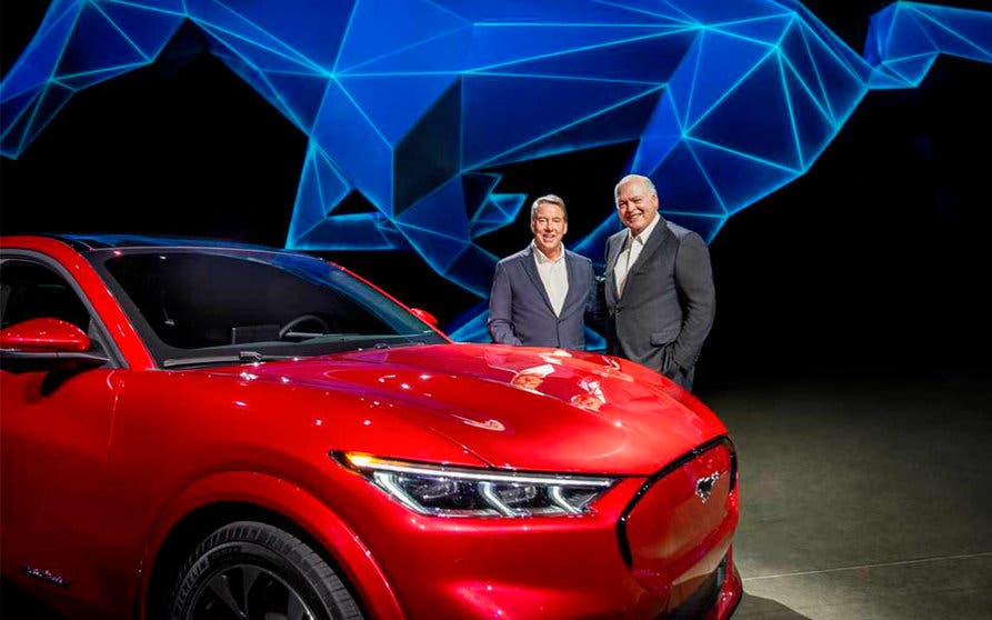  Jim Farley, nuevo CEO de Ford y Jim Hackett, junto al Mustang Mach-E eléctrico. 