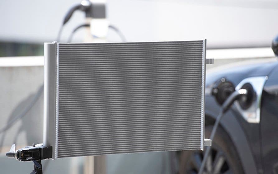  MAHLE lanza un nuevo condensador para refrigerar los coches eléctricos durante cargas rápidas 