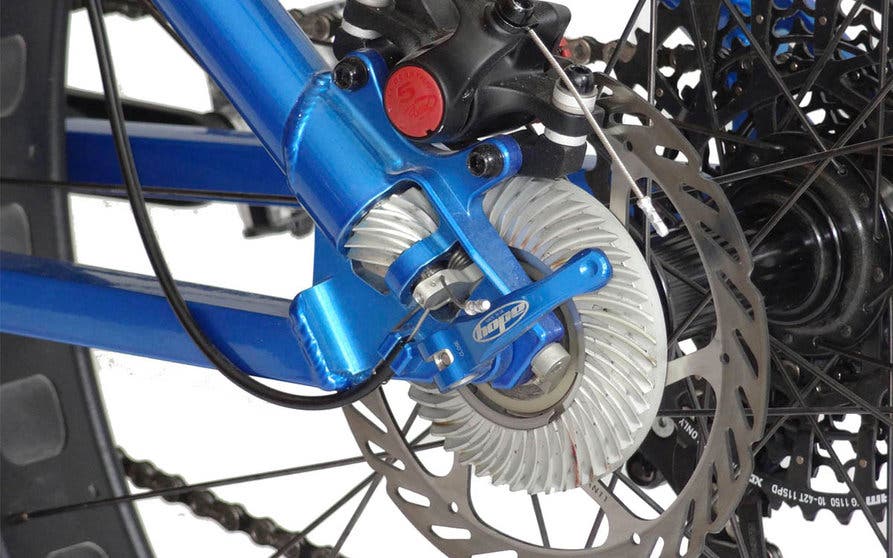  Sistema de tracción total de las bicicletas Christini AWD. Engranajes helicoidales que transfieren la potencia de la rueda trasera a la delantera a través de un sistema de barras engranadas que recorren el cuadro. 