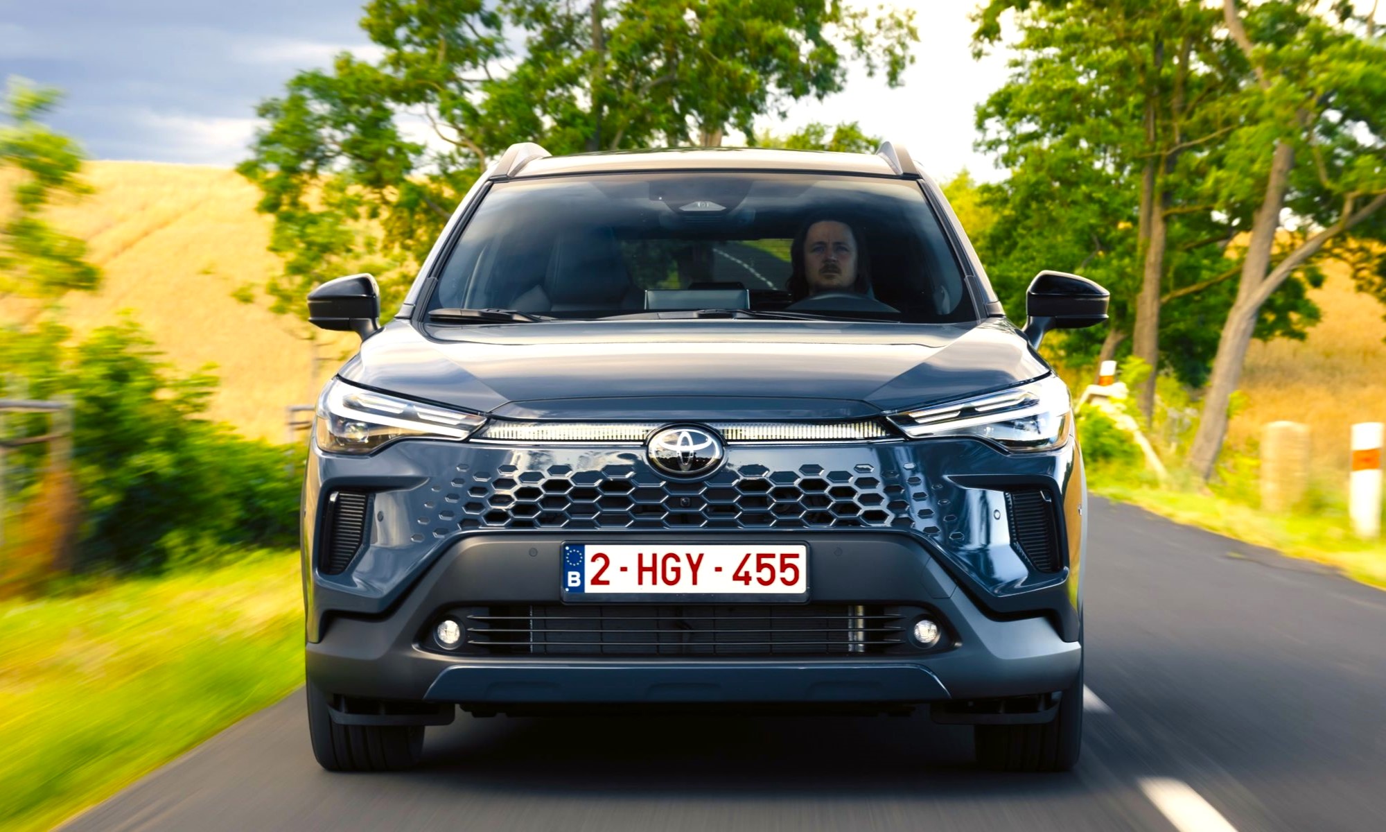 Este SUV híbrido basado en el Toyota Corolla sólo gasta 5,0 litros. Su actualización ya tiene precio en España.