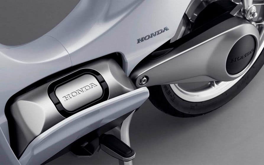  La batería del SuperCub EV, el ciclomotor eléctrico de Honda, se extrae por el lateral con solo inclinar el bastidor que la sostiene. 