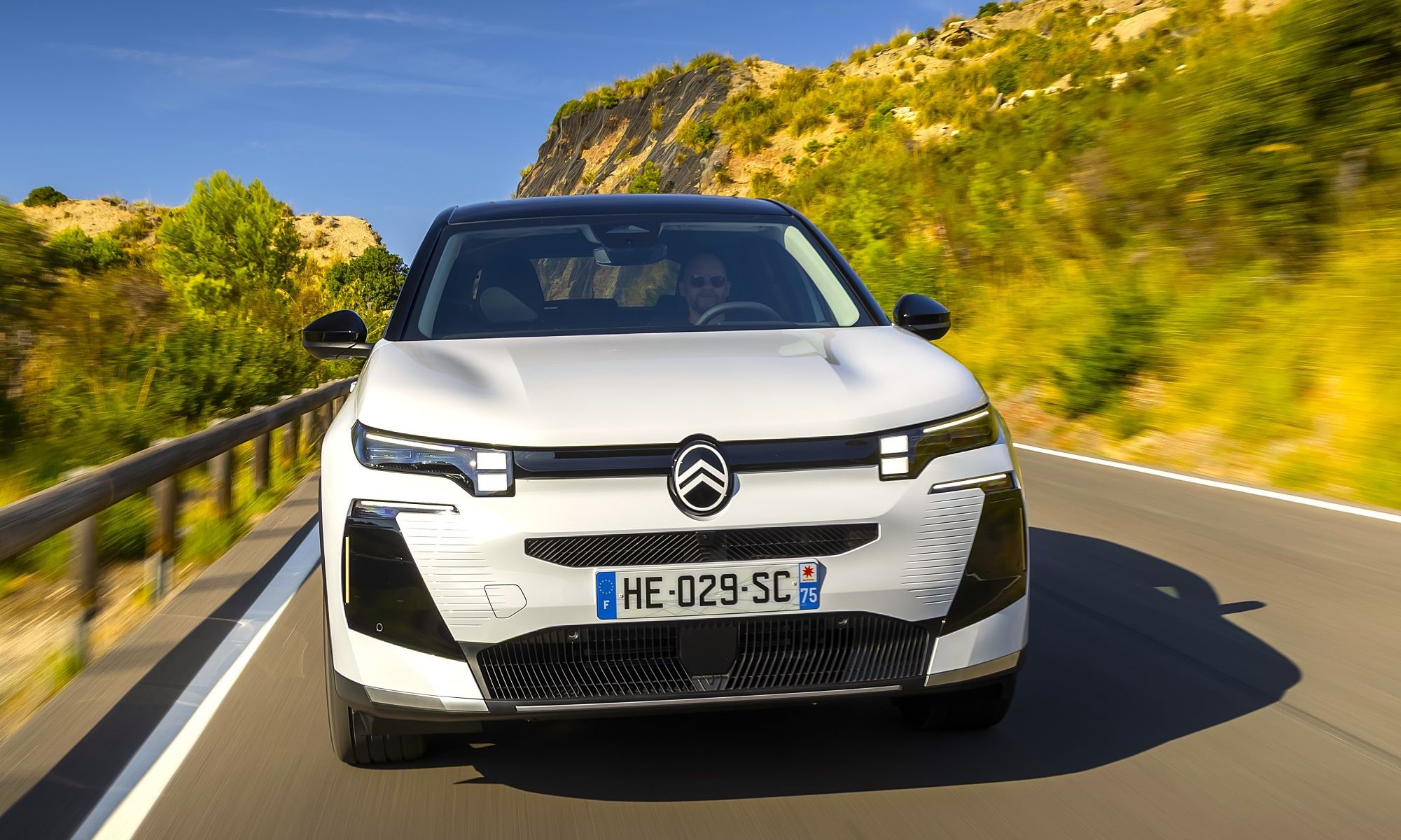 La 2ª generación del Citroen C5 Aircross se ofrece como un PHEV de 1.100 km de autonomía: un rival para el líder de ventas en España, el MG HS.