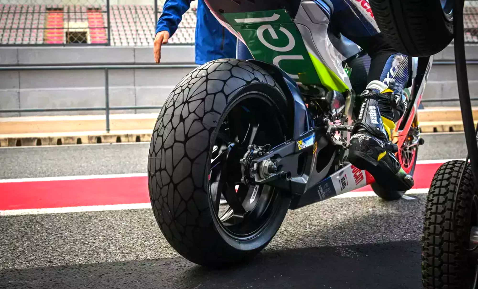 Inédito diseño el de estos neumáticos de MotoE (Foto: Michelin).