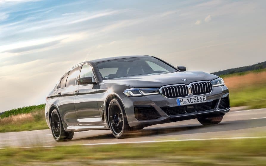  BMW 545e xDrive: una berlina híbrida enchufable de primer nivel 