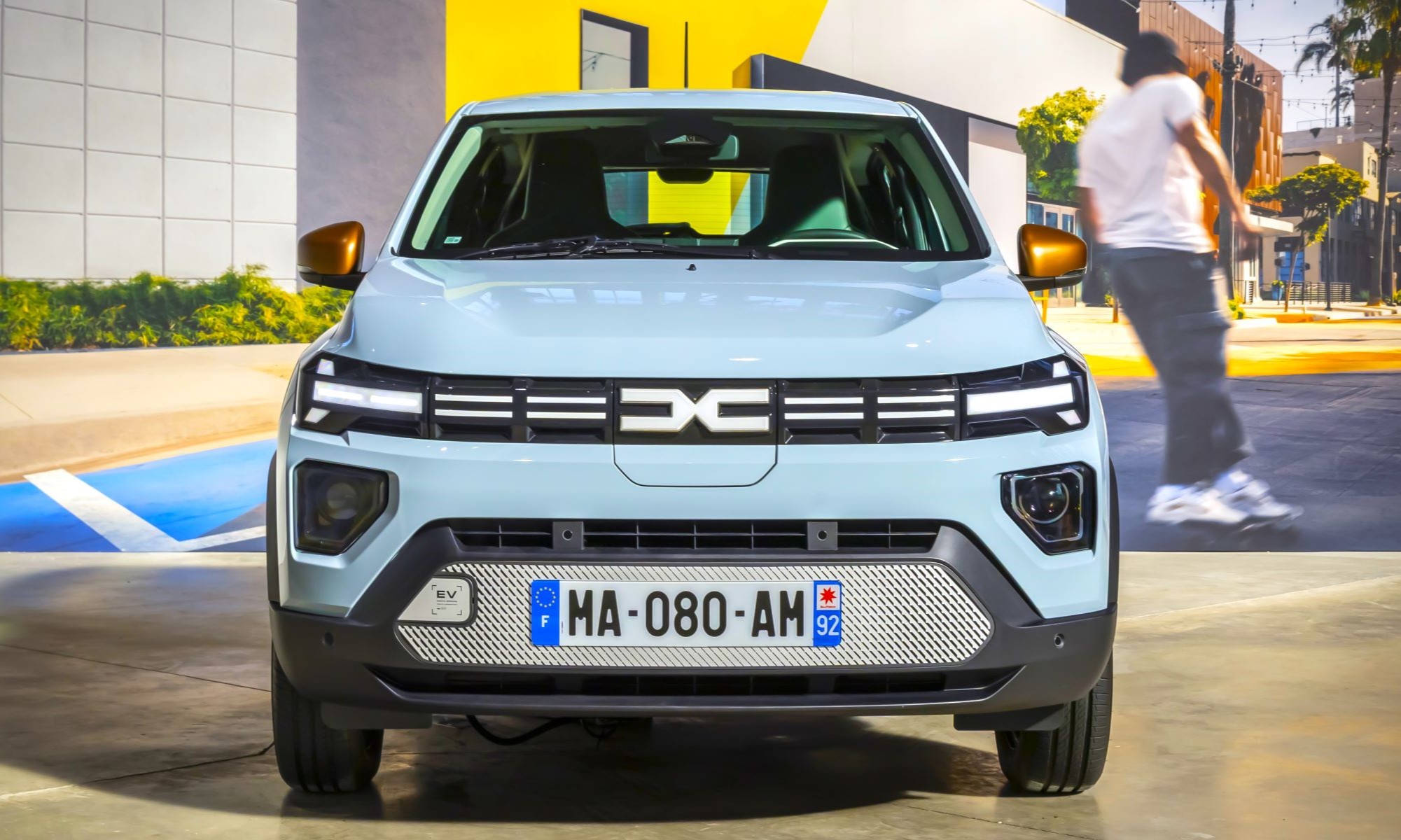Desde 16.900 euros sin ayudas, el objetivo de Dacia con el nuevo Spring es que sea igual de barato o más que rivales como el BYD Dolphin Surf.
