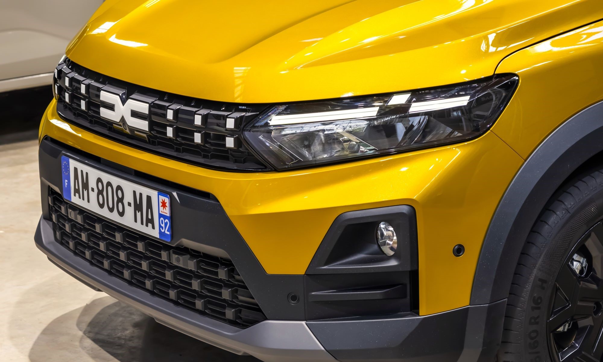 El coche de mayor venta en España, el Dacia Sandero, tendrá en 2026 un motor híbrido. ¿Será un peligro para el Renault Clio?