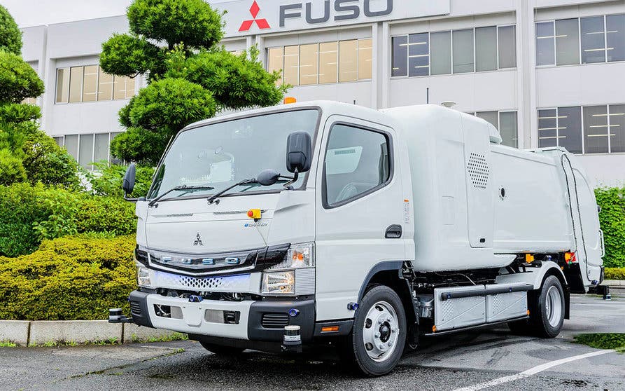  El FUSO eCanter SensorCollect  es un prototipo de un camión eléctrico de recogida de residuos presentado en la sede del fabricante japonés en Kawasaki. 