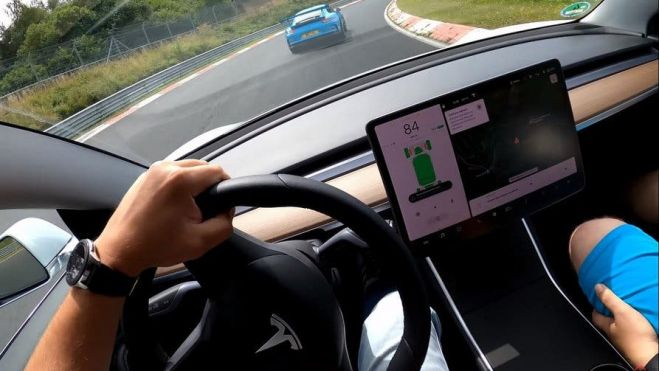 Tesla Model 3 a la caza de uno de los GT3 RS de Porsche en el Nürburgring. Tesla Model 3 a la caza de uno de los GT3 RS de Porsche en el Nürburgring.