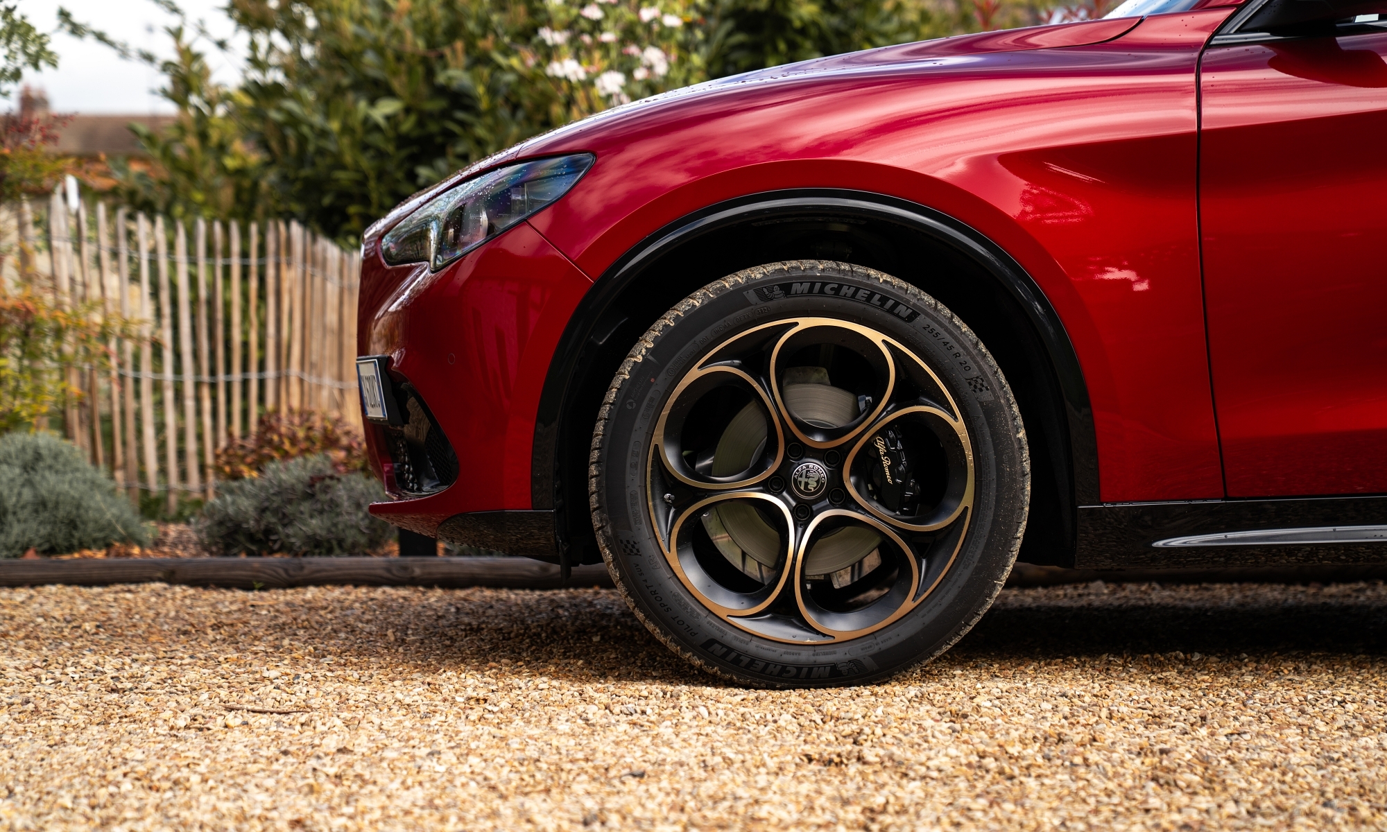 Alfa Romeo tiene que buscar soluciones la complicada situación que atraviesa.