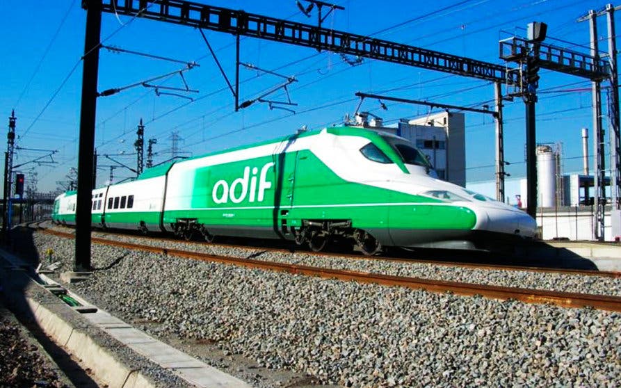  Adif busca empresas para instalar puntos de recarga en 400 estaciones de tren. 