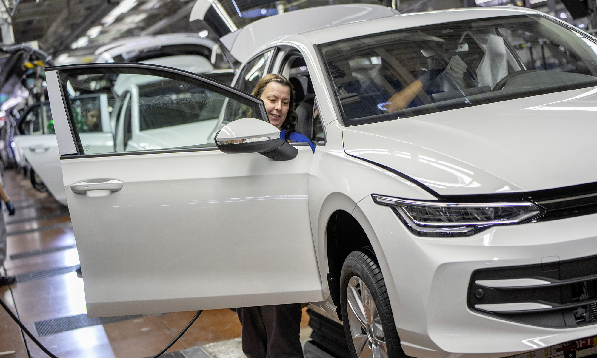 volkswagen paralizar produccion golf escasez microchips semiconductores