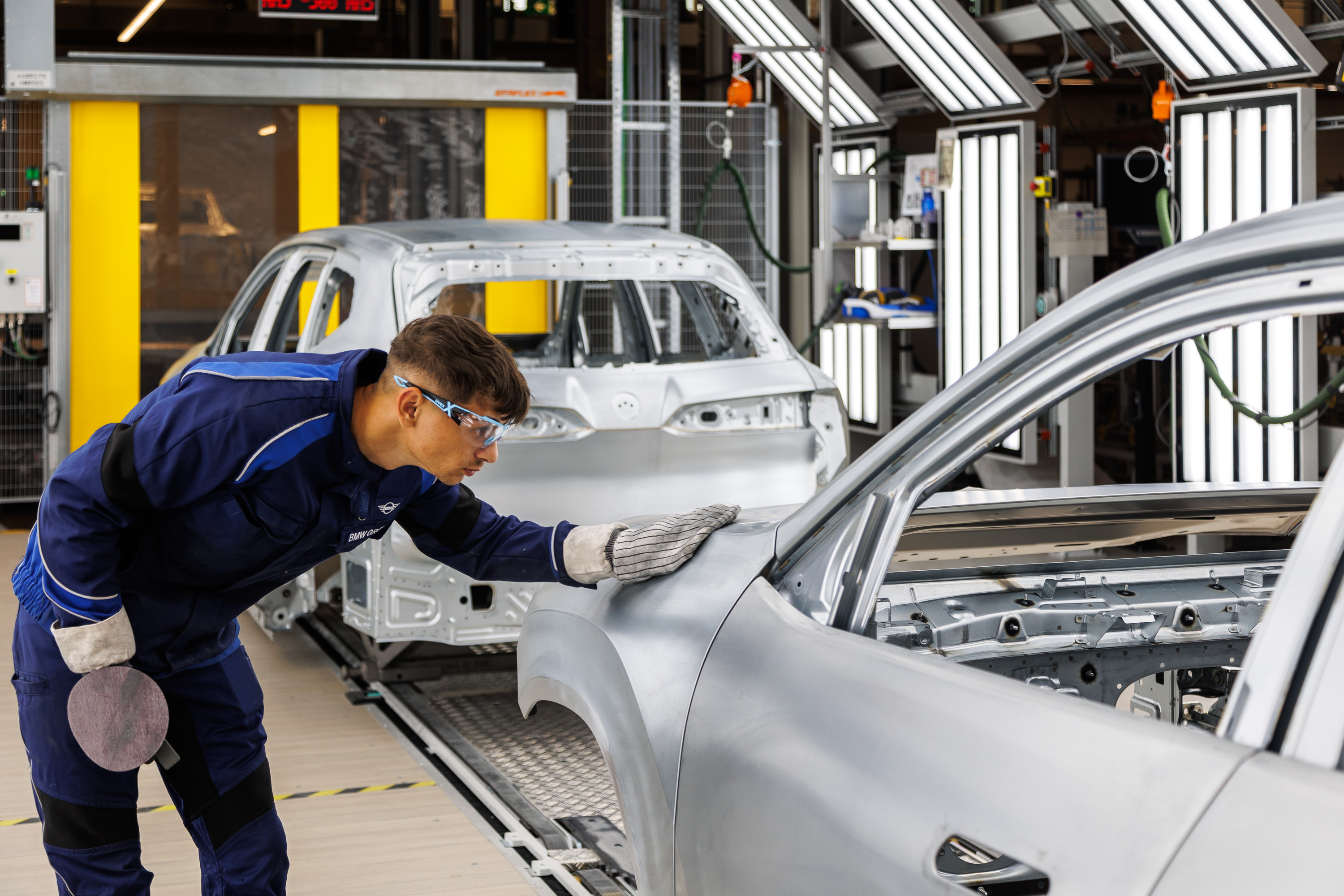 P90617937 highRes bmw group plant debr