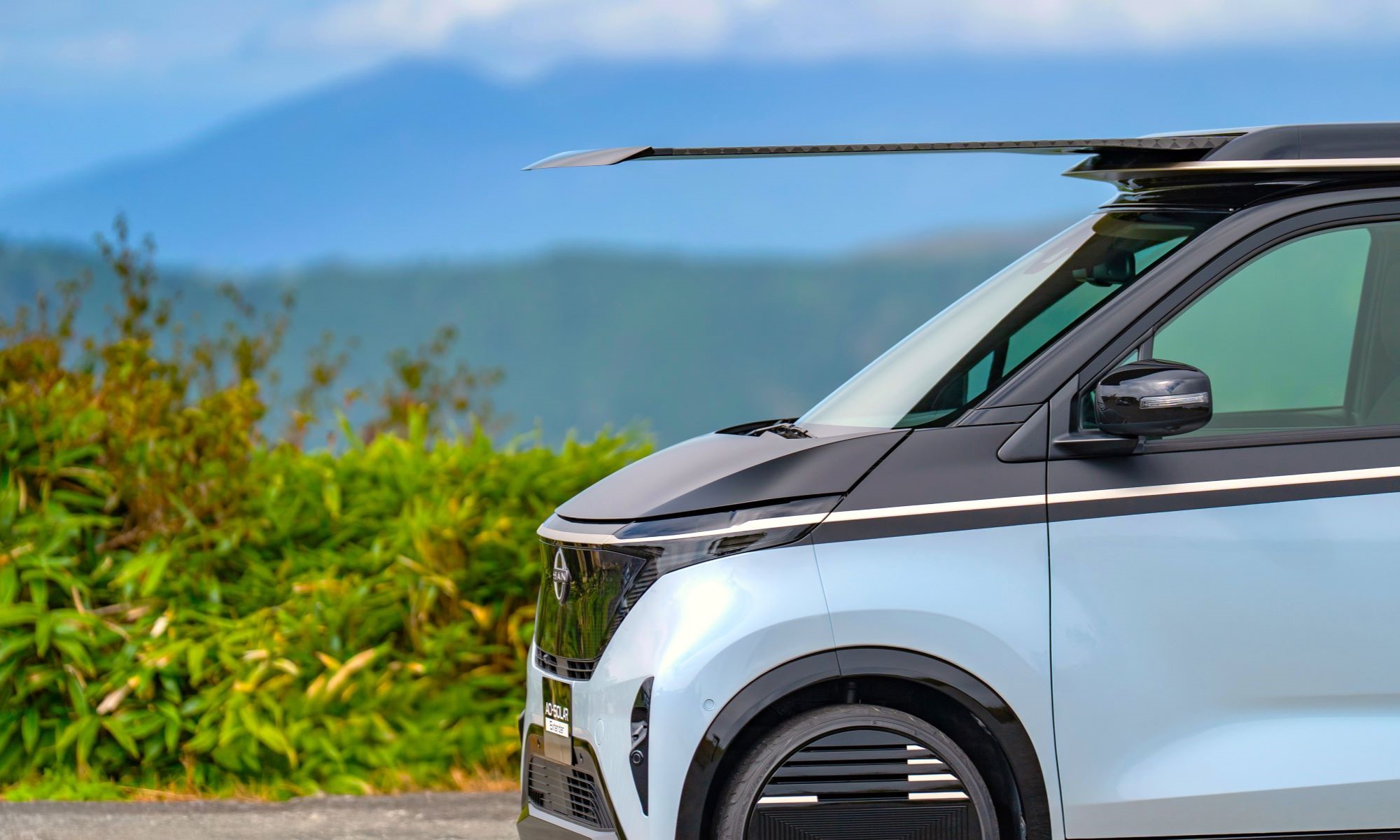 Este Nissan REEV no recurre a un motor de gasolina para aumentar su autonomía. En cambio, utiliza dos paneles solares. Este Nissan REEV no recurre a un motor de gasolina para aumentar su autonomía. En cambio, utiliza dos paneles solares.