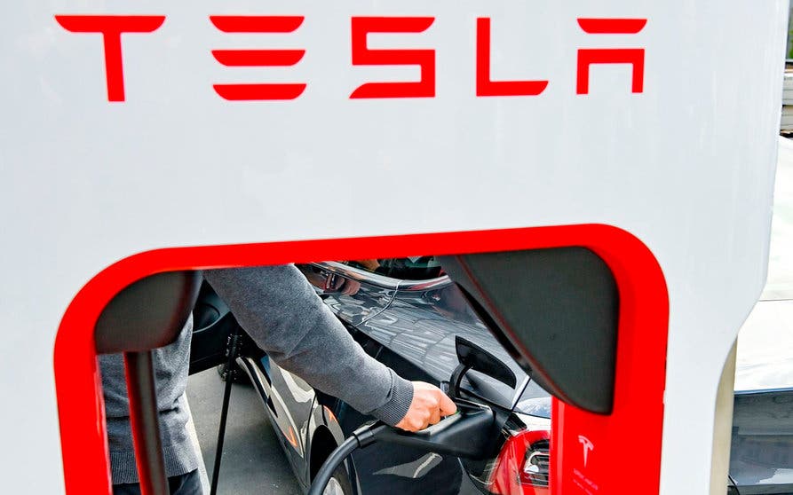  Imagen de un modelo de Tesla recargando las baterías. 
