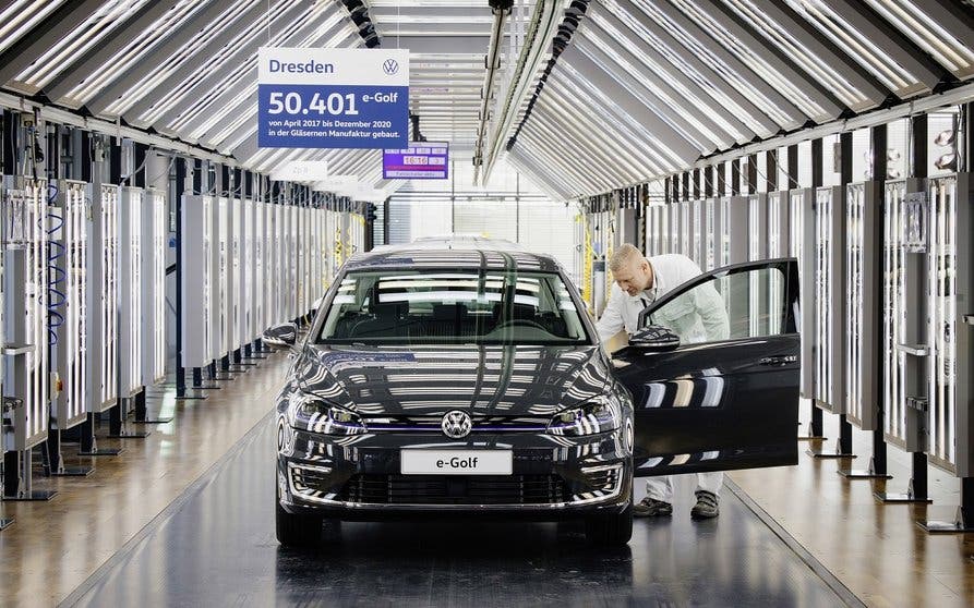  El último e-Golf eléctrico sale de la fábrica de Volkswagen en Dresden. 