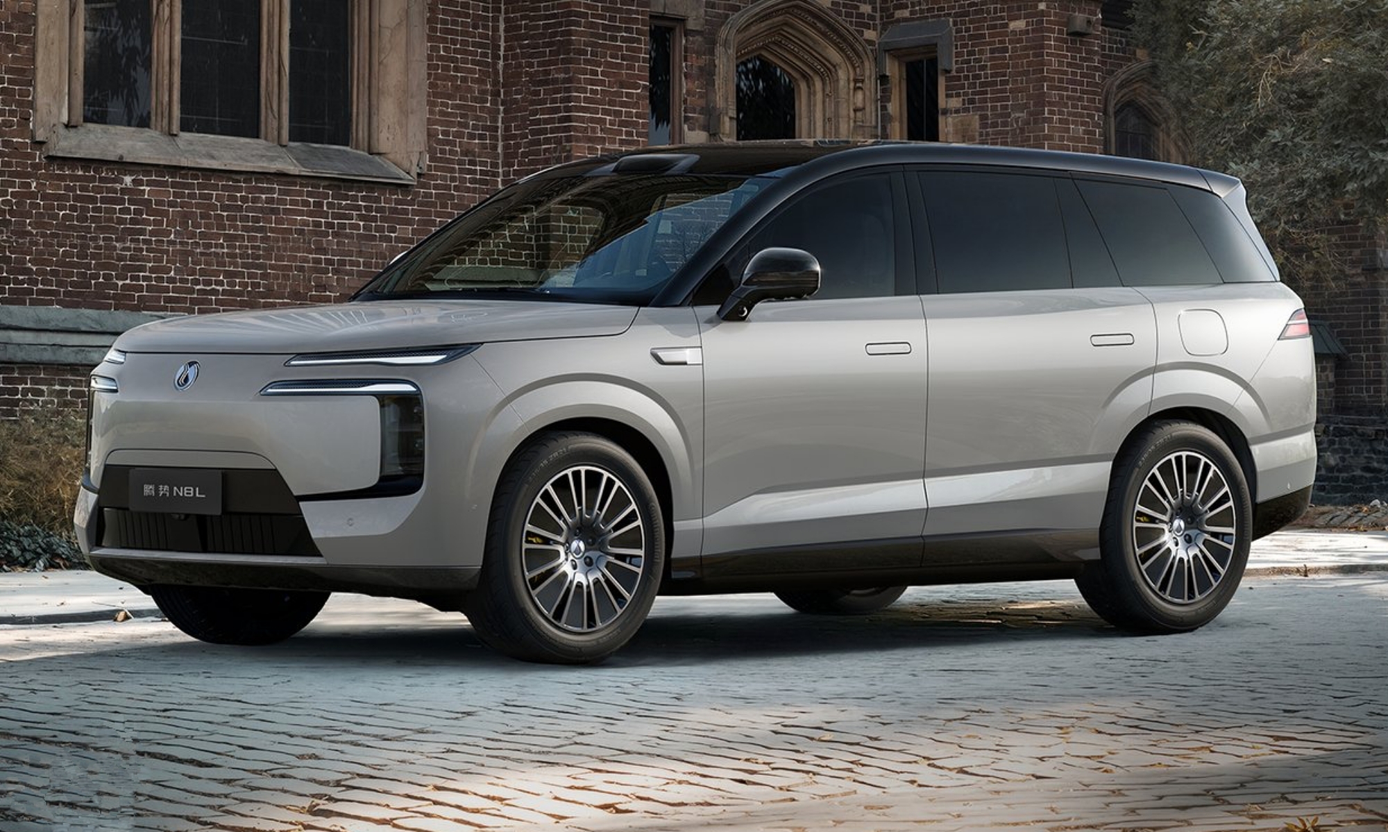 El N8L se sitúa un escalón por debajo del enorme N9, el buque insignia de la casa. El N8L se sitúa un escalón por debajo del enorme N9, el buque insignia de la casa.