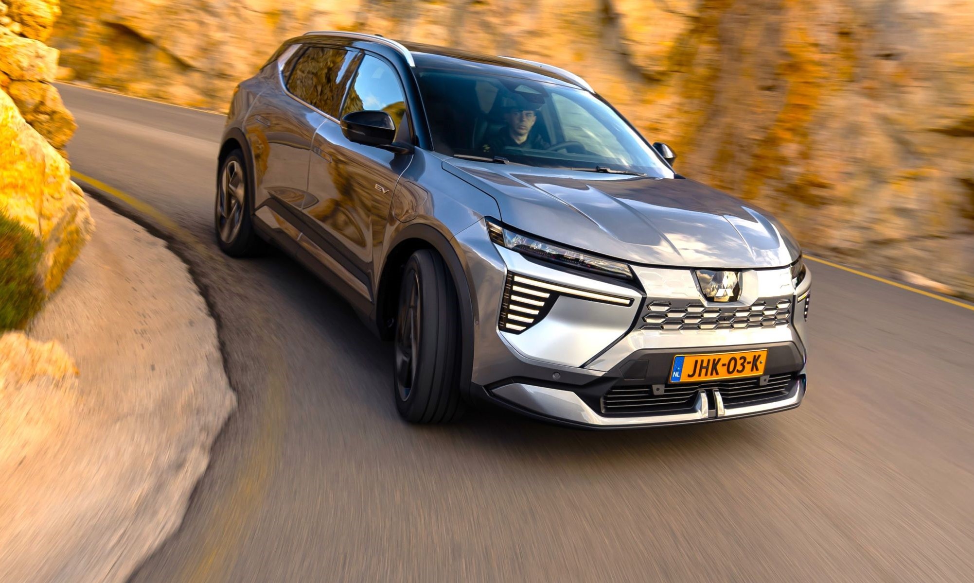 El nuevo Mitsubishi Eclipse Cross, con 626 km autonomía y dese 32.050 euros, es un muy solvente eléctrico con tecnología Renault. El nuevo Mitsubishi Eclipse Cross, con 626 km autonomía y dese 32.050 euros, es un muy solvente eléctrico con tecnología Renault.