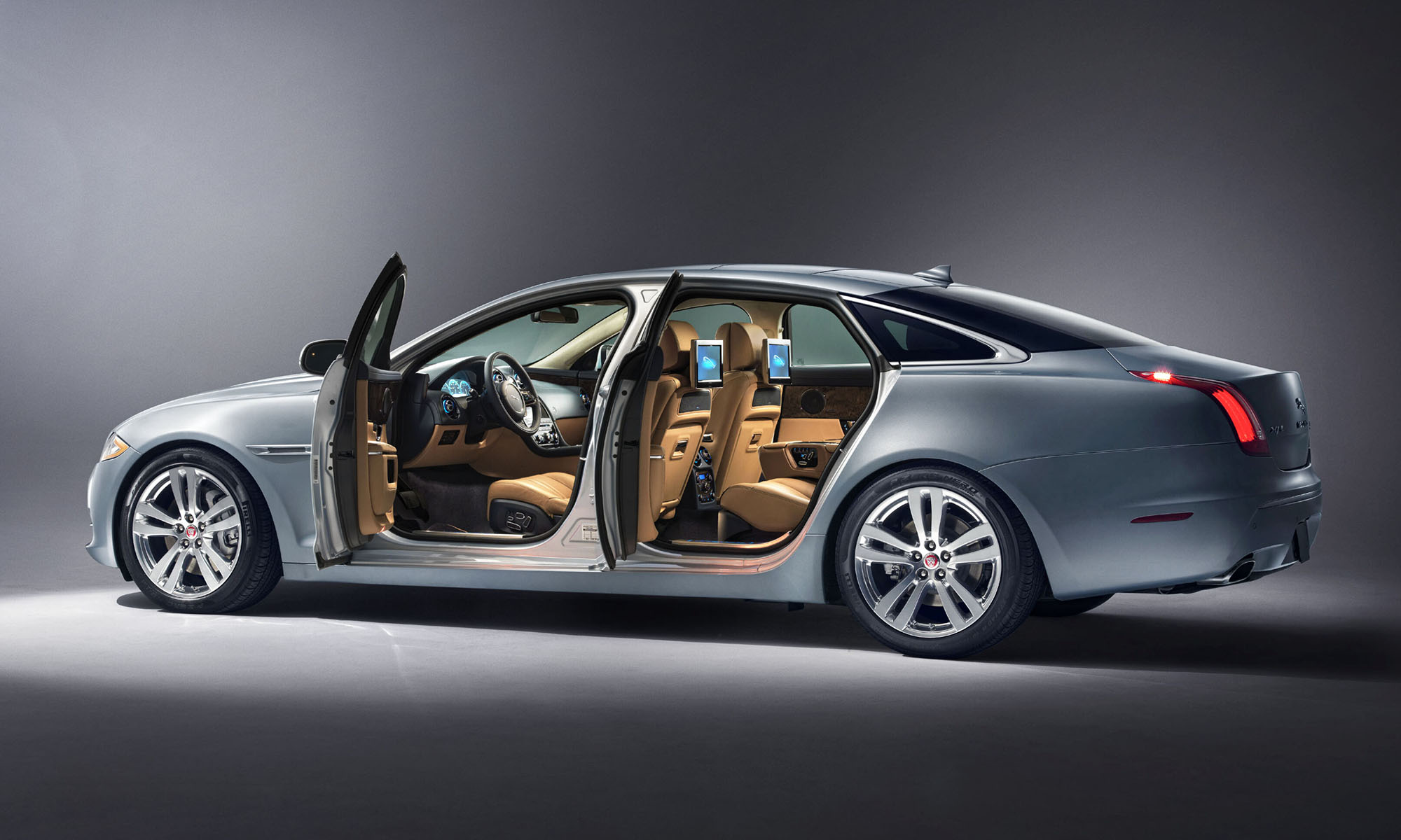 El Jaguar XJ EV, en realidad, estaba diseñado para contar con un V6 de gasolina.