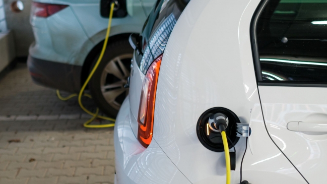 El saldo de la contaminación es claramente más favorable al coche eléctrico frente al de combustión.